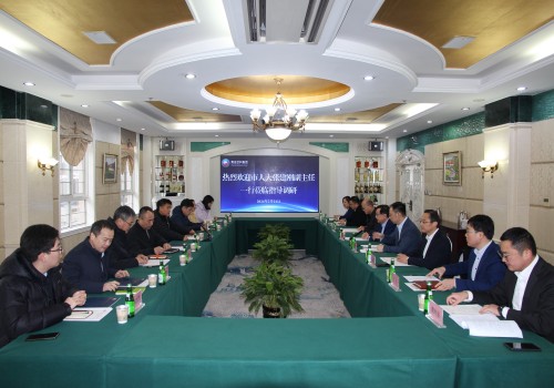 2月21日，市人大副主任張建剛一行到華東公司走訪調(diào)研，集團(tuán)董事長(zhǎng)王達(dá)、總經(jīng)理劉富華等陪同調(diào)研。飲料集團(tuán)作為全市食品飲料產(chǎn)業(yè)鏈鏈主企業(yè)，要積極匹配城市發(fā)展戰(zhàn)略，帶動(dòng)產(chǎn)業(yè)鏈融合發(fā)展，進(jìn)一步提升品牌創(chuàng)新力和影響力，使“老字號(hào)”在創(chuàng)新中煥發(fā)“新活力”。圖為座談會(huì)現(xiàn)場(chǎng)(1).jpg