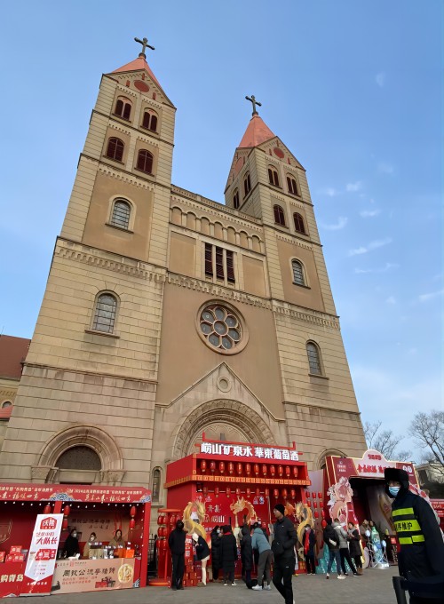 2月1日至2月5日，“好品山東 商行天下”主題的山東消費(fèi)促進(jìn)年暨“樂(lè)購(gòu)青島”龍年消費(fèi)節(jié)在青島中山路海誓山盟廣場(chǎng)舉行。集團(tuán)旗下“青島”“嶗山”兩個(gè)中華老字號(hào)品牌，以“千好萬(wàn)好不如青島 千難萬(wàn)難不離嶗山”為主題在“中華老字號(hào)賀年會(huì)”C位設(shè)立聯(lián)合特展區(qū)。圖為活動(dòng)全景(1).jpg